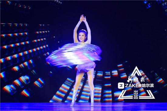 小腰精再創(chuàng)奇跡 四刷吉尼斯世界紀(jì)錄，305個(gè)呼啦圈同時(shí)轉(zhuǎn)動(dòng)震撼世界